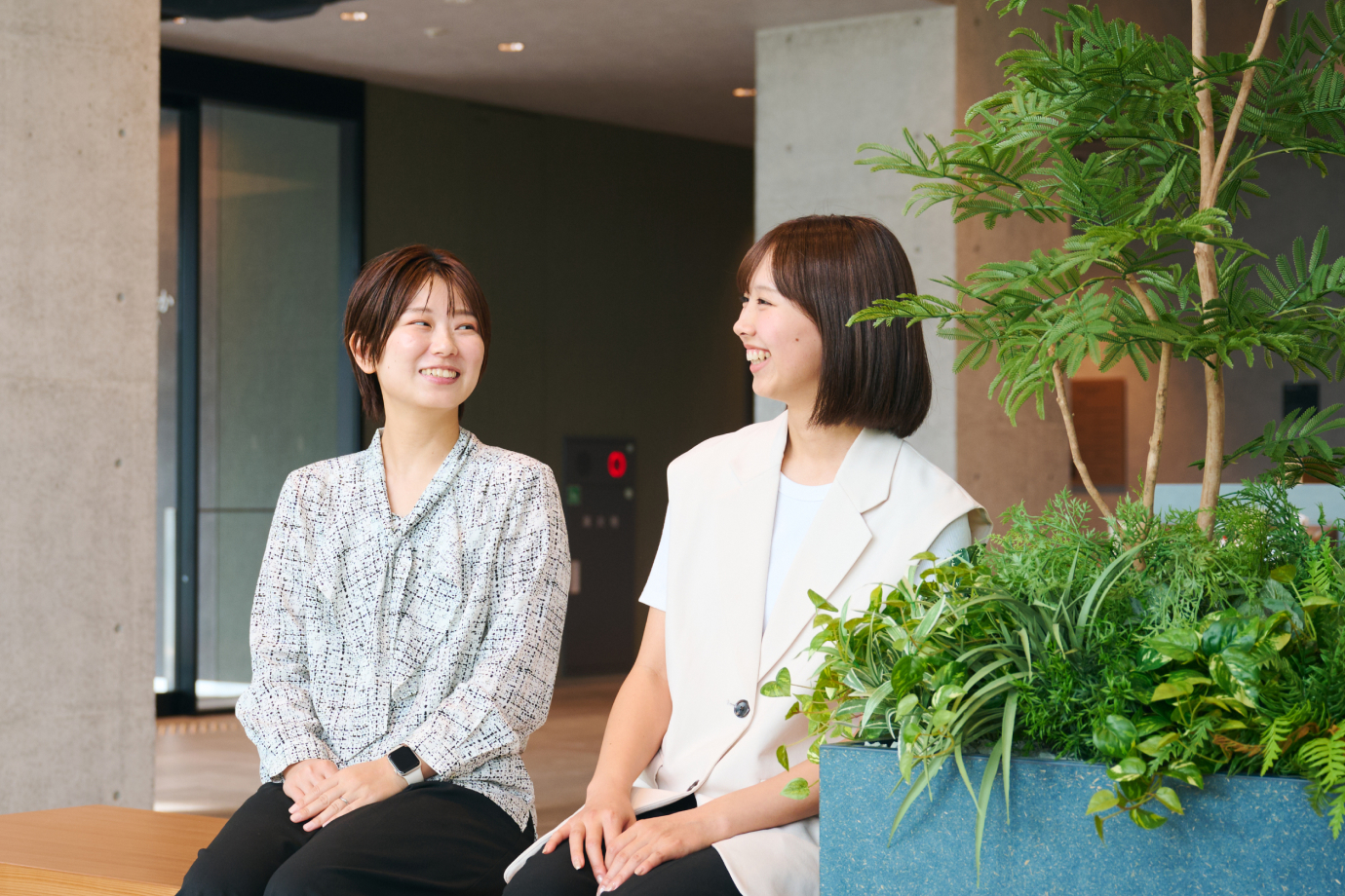 コーポレート本部 人事部 採用課のOさんとEさんのインタビュー写真