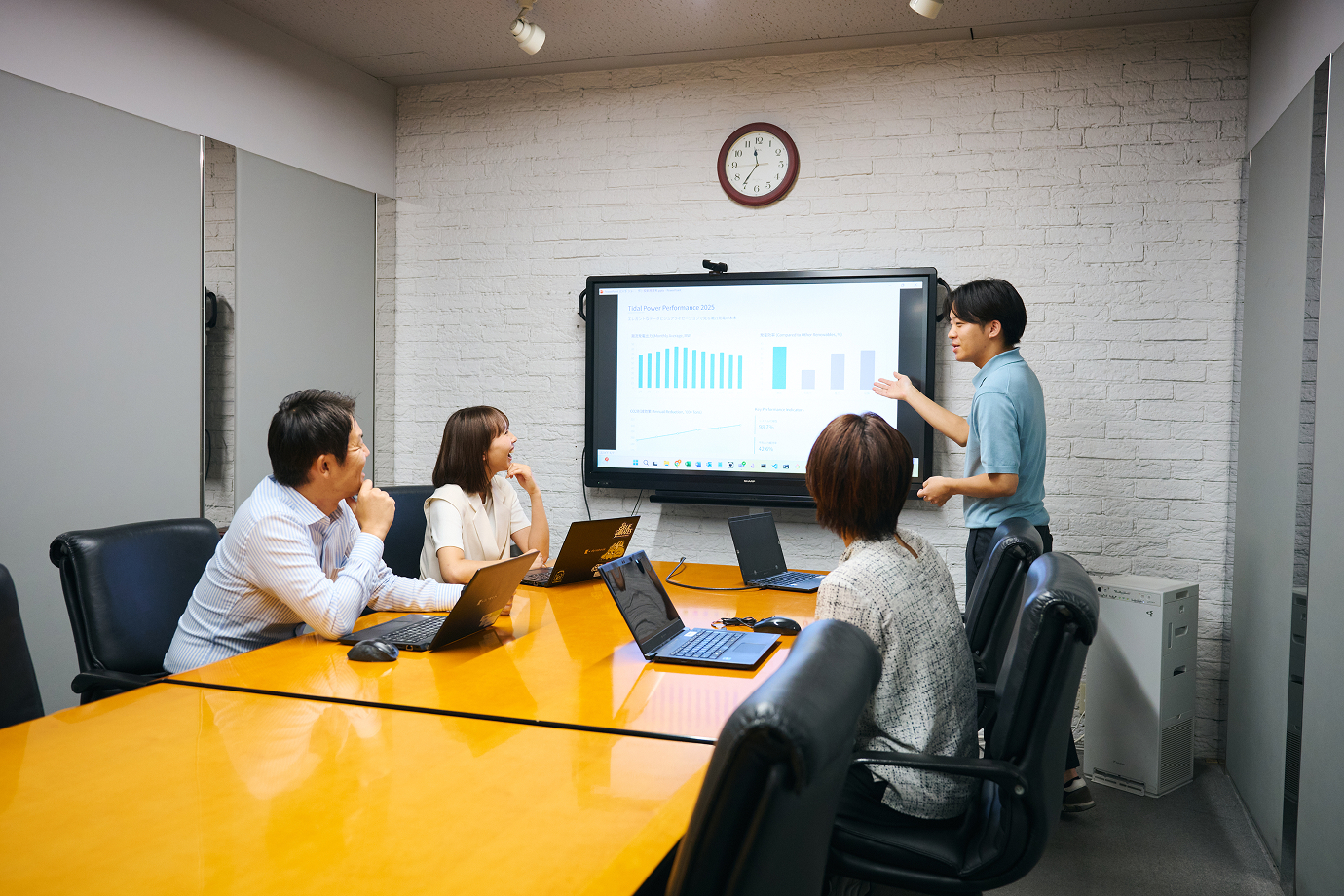 事業開発本部　事業開発部　事業開発課の会議の様子