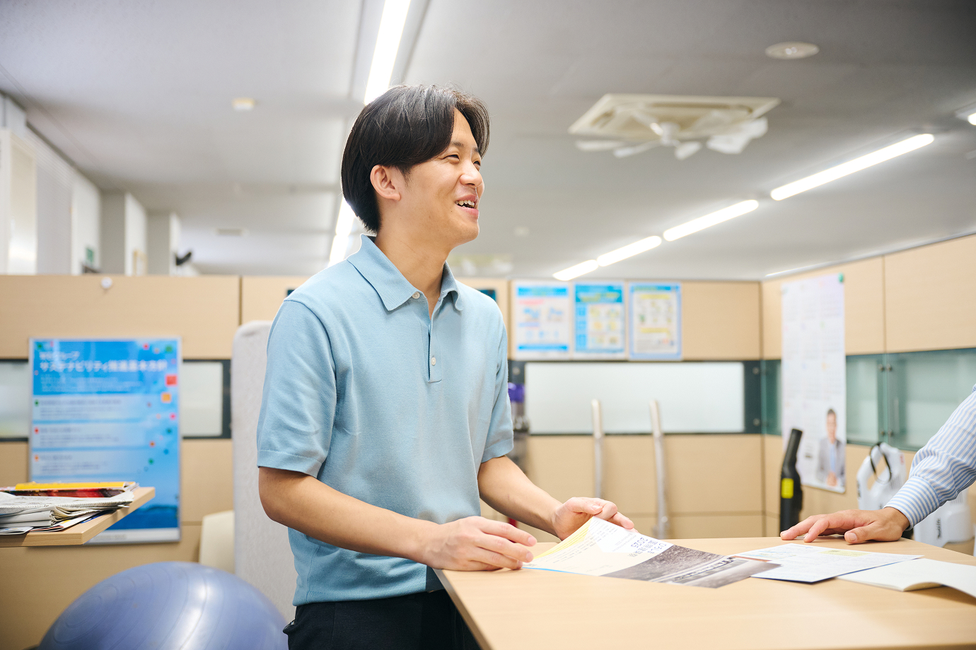 事業開発本部　事業開発部　事業開発課の社員が話している様子